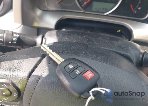 2013 Toyota Rav4 Xle z USA, uszkodzony, nr VIN JTMRFREV1D5006185